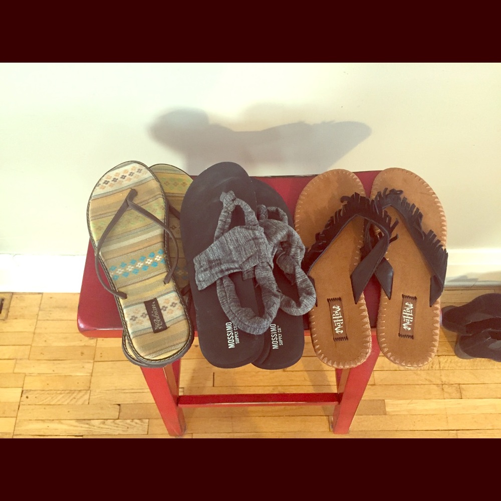 3 pairs of flip flops